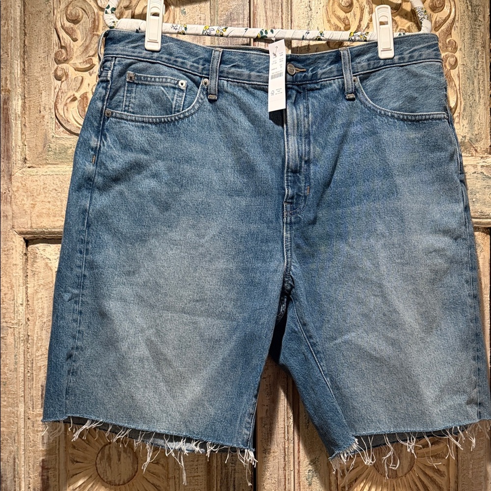 NWT J.Crew Denim Bermuda Short
/Bangkok Wash, 32/